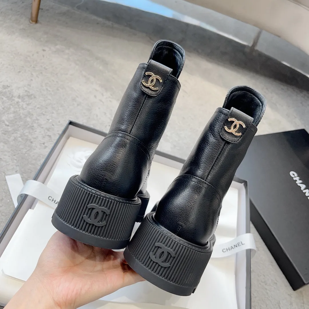 👟👟Ex-factory price 560☀️☀️Women’s shoe factory Chanel23b Xiaoxiang new autumn and winter thick-soled Martin boots! I really love this style. It’s irresistibly luxurious and gorgeous. It’s a must-have for girls. The instep strap design is easy to put on and take off. ▪Pebbled cowhide upper ▪Sheep leather lining ▪Heel height 5cm ▪Original molded combined outsole ▪Size: 35-40 (customized for 40)